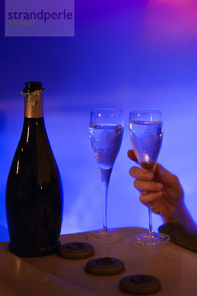 Attraktivität Frau Entspannung Wärme trinken Neujahrstag Champagner Silvester