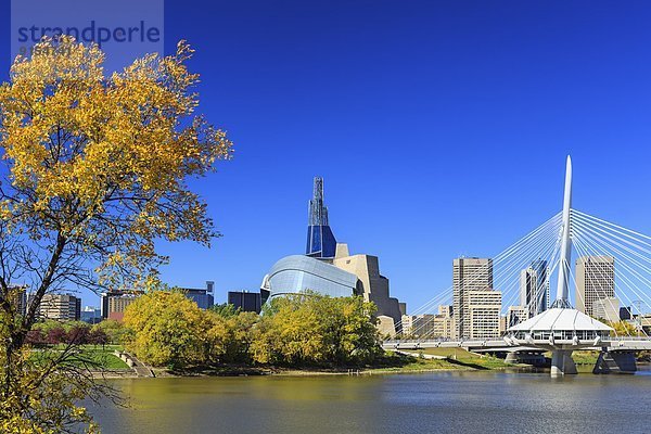 Skyline  Skylines  Mensch  sehen  Brücke  Fluss  Museum  Herbst  rot  Kanada  kanadisch  Manitoba  Winnipeg
