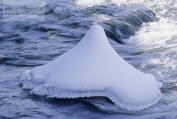 Form  Formen  Wasser  fallen  fallend  fällt  Frische  über  Eis  Anordnung  Glocke  Kanada  Gegenstand  Ontario  Schnee