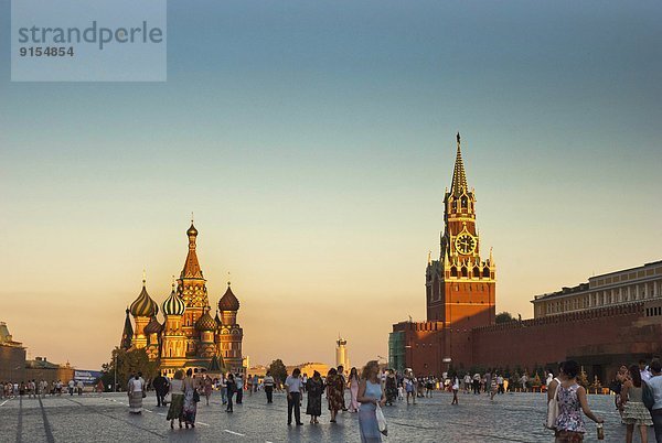 Moskau  Hauptstadt  Mensch  Menschen  gehen  Quadrat  Quadrate  quadratisch  quadratisches  quadratischer  rot  Russland