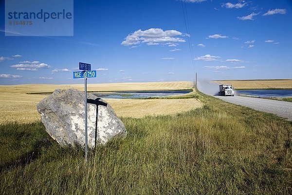 Ländliches Motiv  ländliche Motive  Getreide  Transport  Fernverkehrsstraße  Lastkraftwagen  Alberta  Kanada