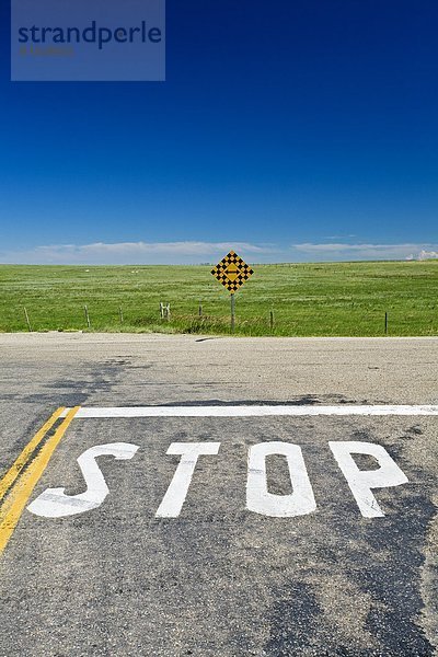 Ländliches Motiv  ländliche Motive  Richtung  Fernverkehrsstraße  Zeichen  Ende  streichen  streicht  streichend  anstreichen  anstreichend  Stoppschild  Kanada  Signal  einstellen