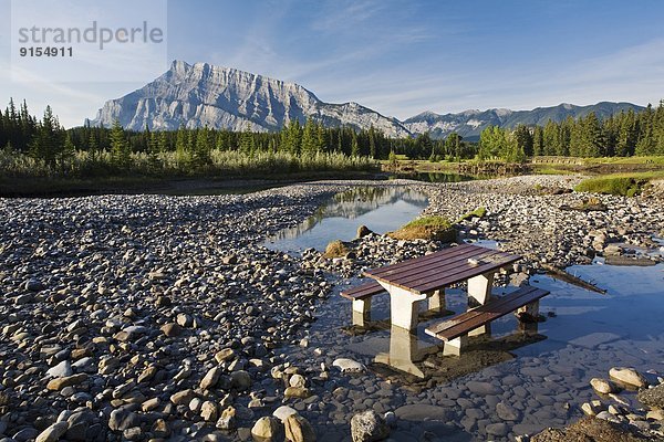 Picknick  Ereignis  beschädigt  Zimmer  Flut  Banff Nationalpark  Alberta  Kanada  Teich