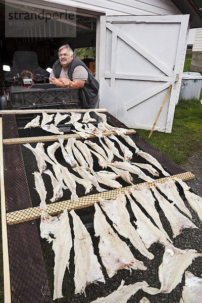 stehend  nebeneinander  neben  Seite an Seite  Wäscheständer  Fisch  Pisces  Mann  trocknen  Neufundland  Kanada
