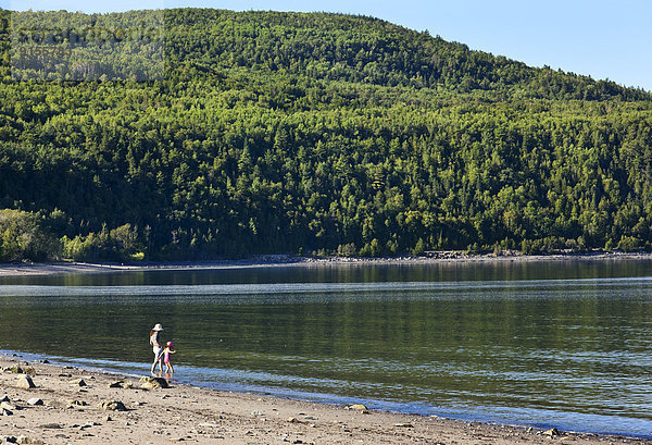 Kälte  Wasser  Strand  Fortschritt  Mütze  Fluss  Einsamkeit  Tochter  Langsamkeit  Charlevoix  Mutter - Mensch  Kanada  Lawrence  Quebec