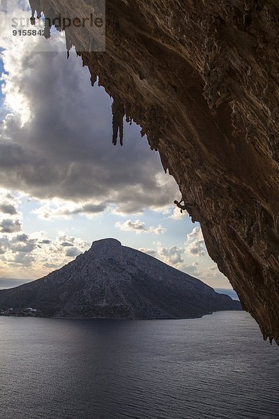Felsbrocken aufwärts Ehrfurcht Anordnung ungestüm Höhle übergroß Klettern Griechenland Kalymnos Kalkstein