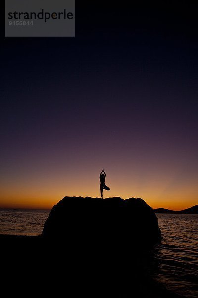 junge Frau junge Frauen Sonnenuntergang üben Yoga