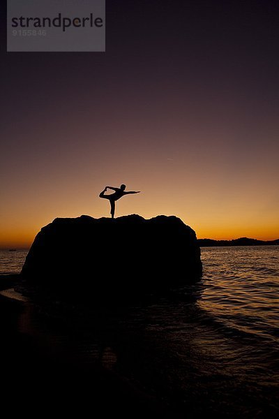 junge Frau junge Frauen Sonnenuntergang üben Yoga