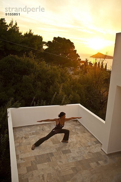 Außenaufnahme  Frau  Reise  jung  Yoga  Studioaufnahme  Reh  Capreolus capreolus  klettern  Griechenland  Kalymnos