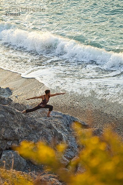 nahe junge Frau junge Frauen Strand Sonnenuntergang Yoga