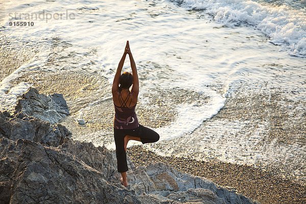 nahe junge Frau junge Frauen Strand Sonnenuntergang Yoga