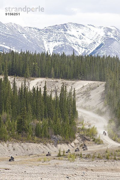 Berg Felsen folgen fahren Kies Stacheldraht Quadbike Alberta Kanada