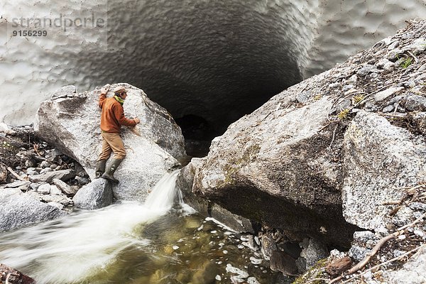 Führung  Anleitung führen  führt  führend  spät  Eis  schmelzen  Höhle  British Columbia  Kanada  Great Bear Rainforest  Meeresarm  Jahreszeit