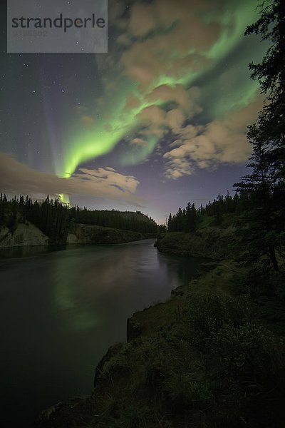 hoch  oben  Nacht  Beleuchtung  Licht  Himmel  über  fließen  Fluss  Polarlicht  Aurora  Schlucht  Yukon