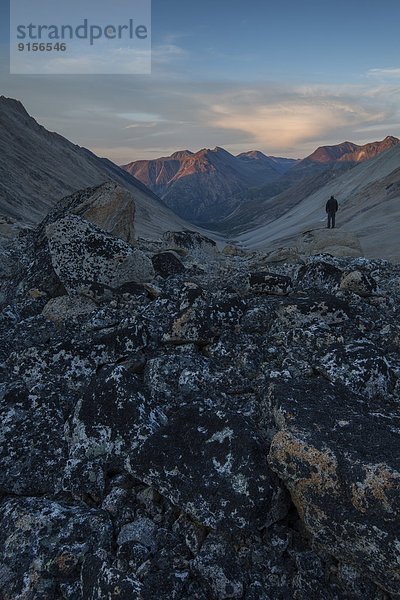 nahe  Felsbrocken  Mann  Sonnenuntergang  Ignoranz  Carcross  Yukon  Yukon