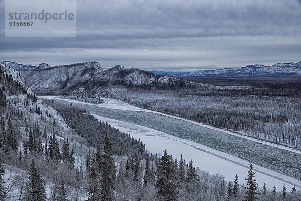 Eis Fluss dahintreibend Stück voll Yukon