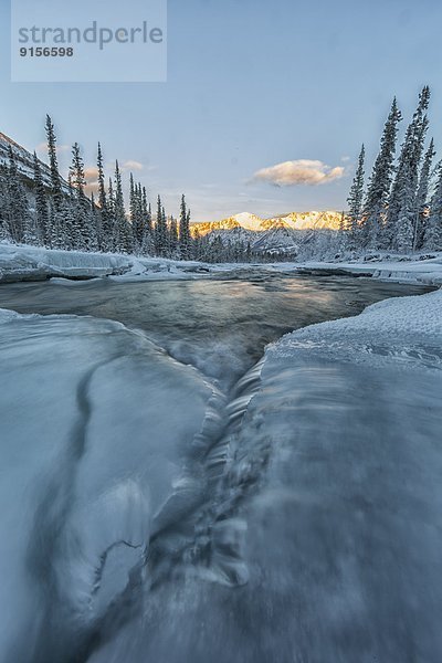 grau See fließen Fluss Sonnenlicht Treffer treffen Yukon