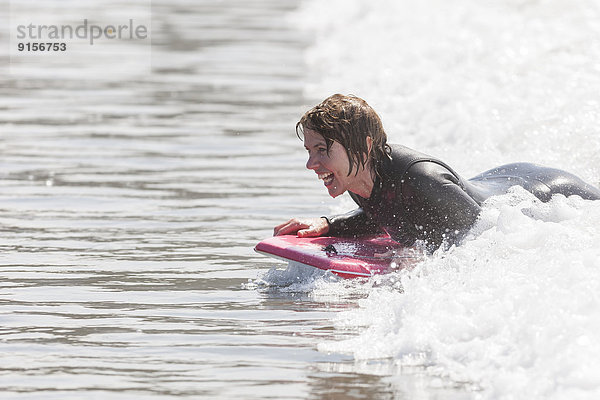 nahe Frau Strand reifer Erwachsene reife Erwachsene Australasien Spaß Wellenreiten surfen