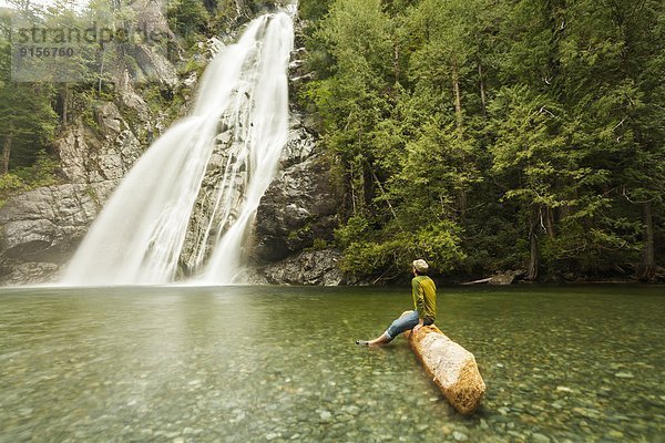 nahe  Mann  Entspannung  Ereignis  reifer Erwachsene  reife Erwachsene  Wasserfall  Geräusch  Tofino  British Columbia  British Columbia  Kanada  Vancouver Island