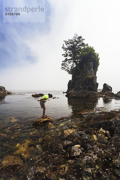 Felsbrocken  Wasser  Frau  klein  Anordnung  reifer Erwachsene  reife Erwachsene  Insel  British Columbia  zerbrochen  Kanada  Heuhaufen  Vancouver Island