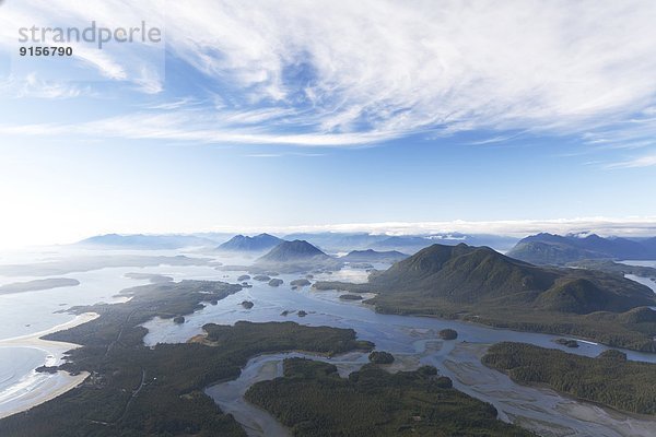 Biegung  Biegungen  Kurve  Kurven  gewölbt  Bogen  gebogen  4  Strand  Nostalgie  Insel  Ansicht  Autobahn  Tofino  British Columbia  Luftbild  Fernsehantenne  Bucht  British Columbia  Kanada  rechts  Vancouver Island  Weg