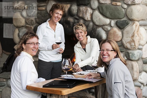 4  Fröhlichkeit  Freundschaft  unterhalten  Glas  Wein  warten  Tofino  British Columbia  Tisch  British Columbia  Kanada  Vancouver Island