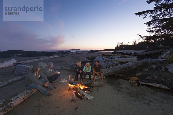 Freundschaft  unterhalten  Strand  geselliges Beisammensein  Mittagspause  Pause  Feuer  Tofino  British Columbia  British Columbia  Kanada  Vancouver Island