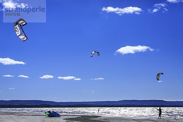 Kitesurfer  fliegen  fliegt  fliegend  Flug  Flüge  Strand  Huronsee  Lake Huron  Kanada  Ontario