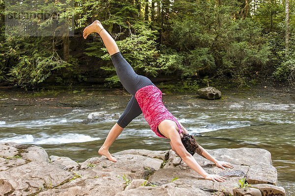 Außenaufnahme Fluss frontal Yoga freie Natur Pose