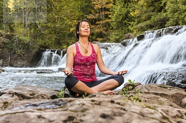 Außenaufnahme  Meditation  frontal  Wasserfall  Yoga  Kanada  freie Natur  Pose