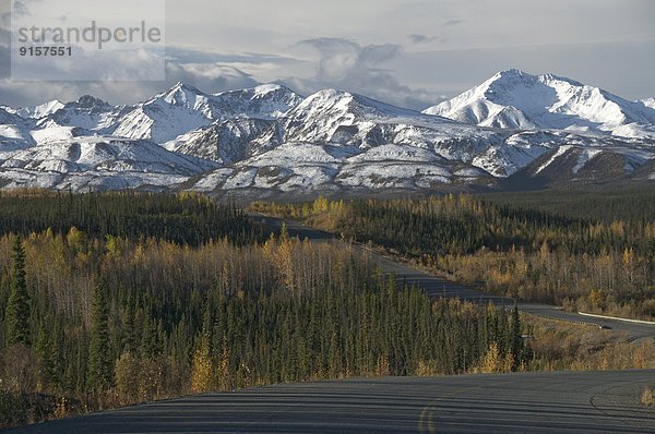 nahe  weiß  Fluss  Bundesstraße  Yukon  Alaska  Kanada  September