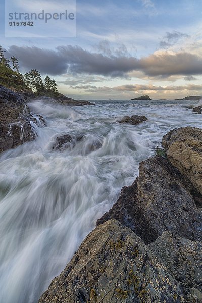 Felsbrocken aufwärts Küste Gezeiten groß großes großer große großen Tofino British Columbia British Columbia Kanada Wellen brechen