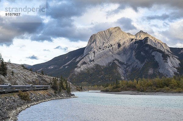 Berg  Felsen  Sonnenuntergang  Fluss  Passagier  vorwärts  Athabasca River  Alberta  Kanada  Zug