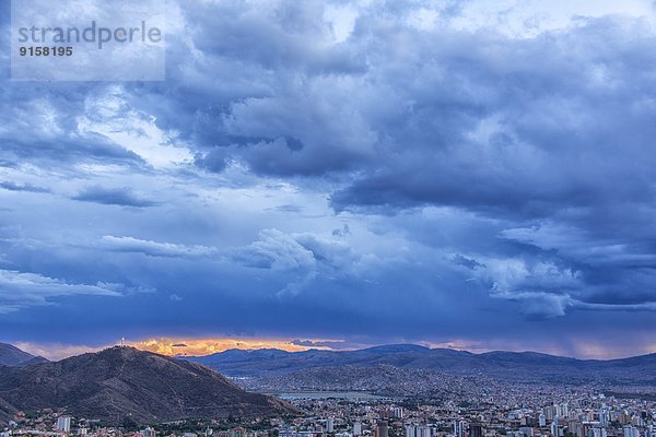 Himmel  über  Großstadt  dramatisch  hoch  oben  Bolivien