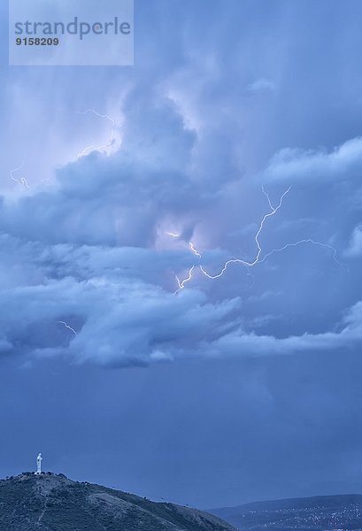 anzünden  Wolke  über  Sturm  hoch  oben  Statue  beleuchtet  Christ  Bolivien  Blitz