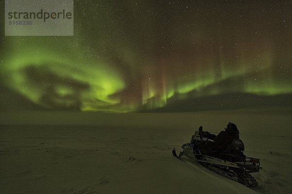 sitzend  Mensch  unterhalb  Maschine  Norden  Polarlicht  Aurora  Schnee  Yukon