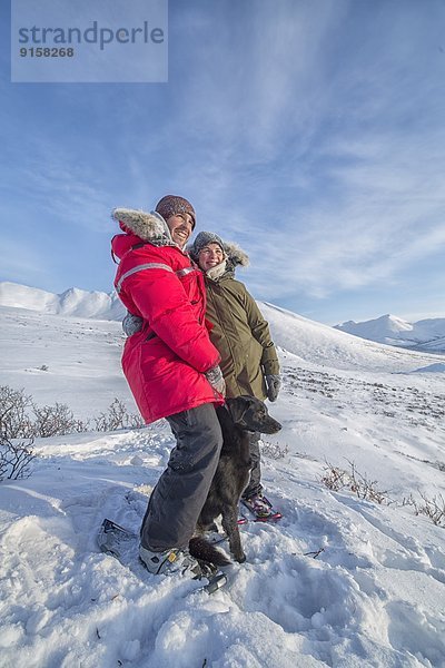 stehend  Fröhlichkeit  Hügel  Hund  hoch  oben  vorwärts  Schneeschuhlaufen  Yukon