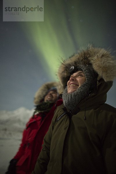 Mensch  sehen  Menschen  lächeln  Nacht  Himmel  über  tanzen  Polarlicht  Yukon