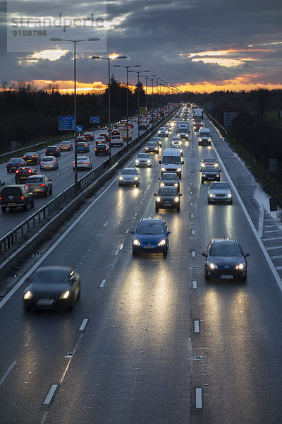 Autos auf der Autobahn M4  England