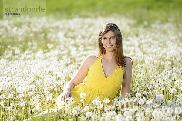 Junge Frau in einer Blumenwiese  Bayern  Deutschland  Europa