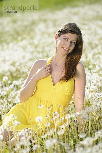 Junge Frau in einer Blumenwiese  Bayern  Deutschland  Europa