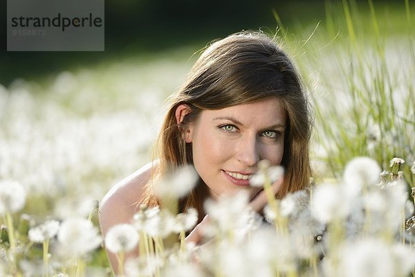 Junge Frau in einer Blumenwiese  Bayern  Deutschland  Europa