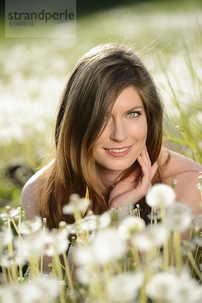 Junge Frau in einer Blumenwiese  Bayern  Deutschland  Europa