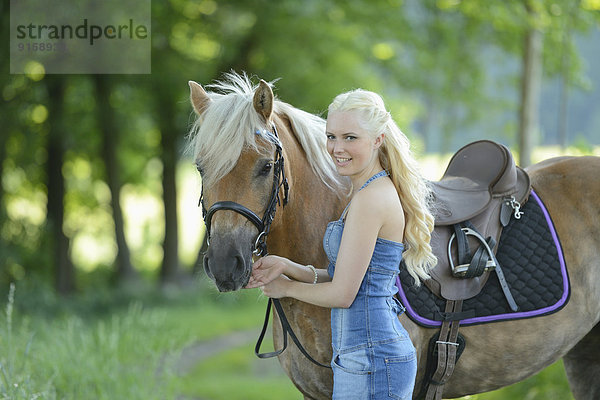 Junge Frau mit einem Haflinger  Oberpfalz  Bayern  Deutschland  Europa