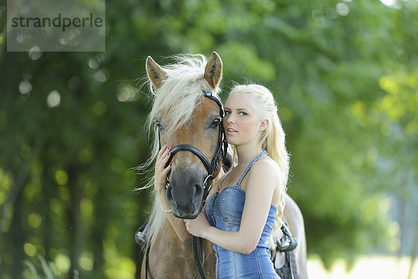 Junge Frau mit einem Haflinger  Oberpfalz  Bayern  Deutschland  Europa