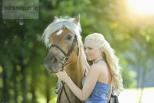 Junge Frau mit einem Haflinger  Oberpfalz  Bayern  Deutschland  Europa