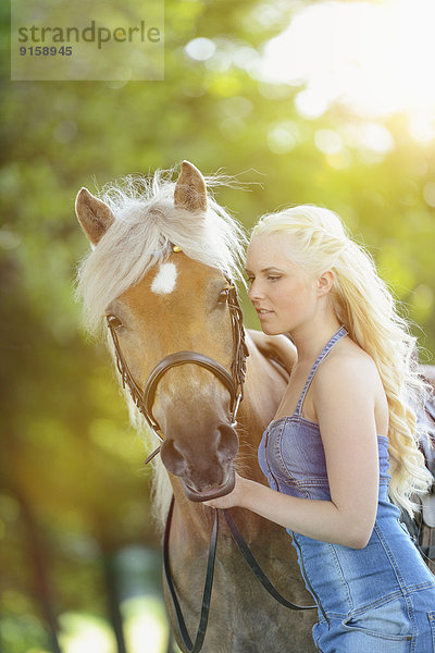 Junge Frau mit einem Haflinger  Oberpfalz  Bayern  Deutschland  Europa