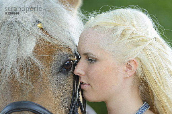 Junge Frau mit einem Haflinger  Oberpfalz  Bayern  Deutschland  Europa