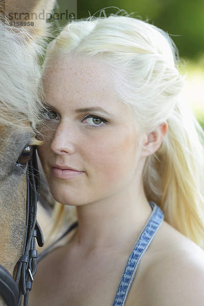 Junge Frau mit einem Haflinger  Oberpfalz  Bayern  Deutschland  Europa