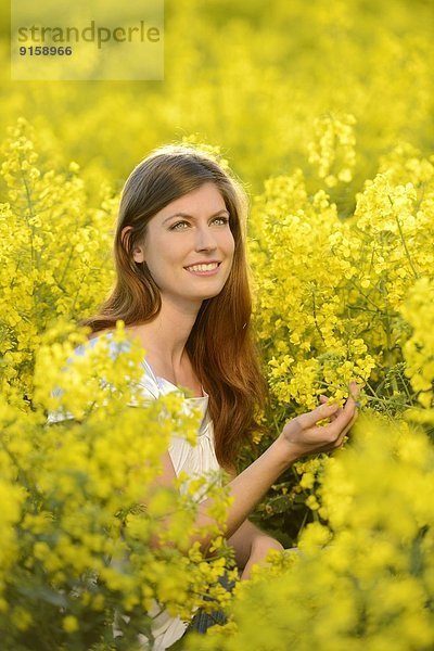 Junge Frau im Rapsfeld  Bayern  Deutschland  Europa